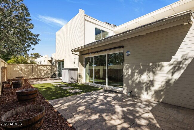 Building Photo - 8633 E Monterosa Ave