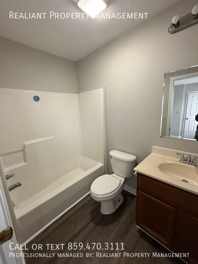 Building Photo - 221 Tanbark Dr