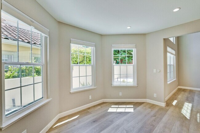 Building Photo - Beautiful and spacious 3 bedroom 2.5 bath ...