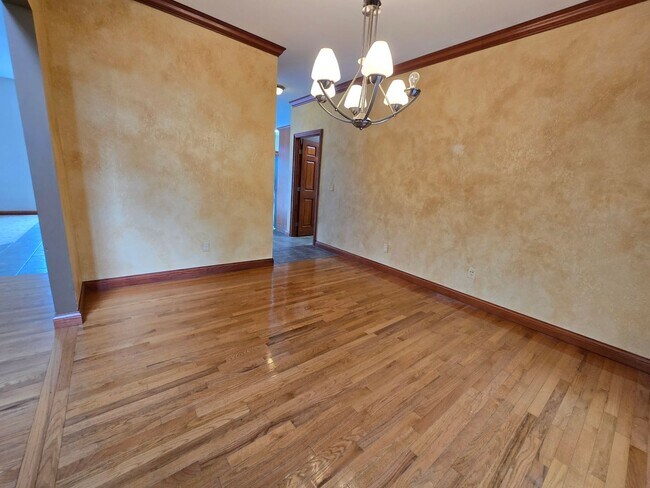 Building Photo - 4 Bedroom Home in Bloomington's East Side