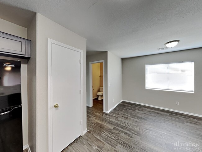 Building Photo - 2618 S Devonna Ln