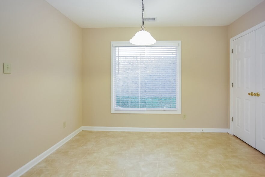 Building Photo - 10198 Woodland Hills Dr
