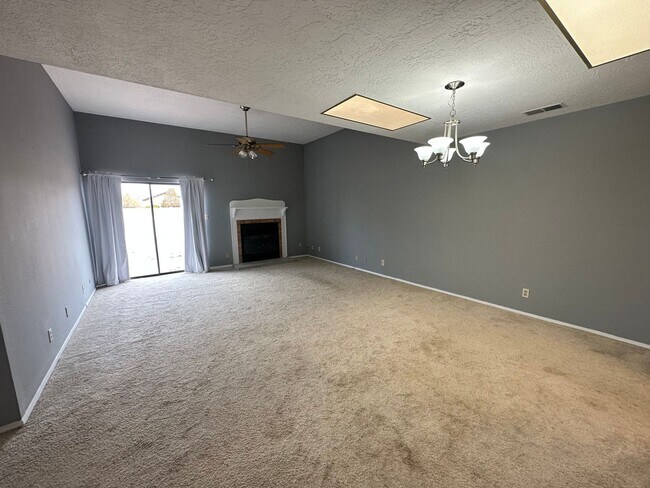 Building Photo - 3 Bedroom 2 Bathroom New flooring
