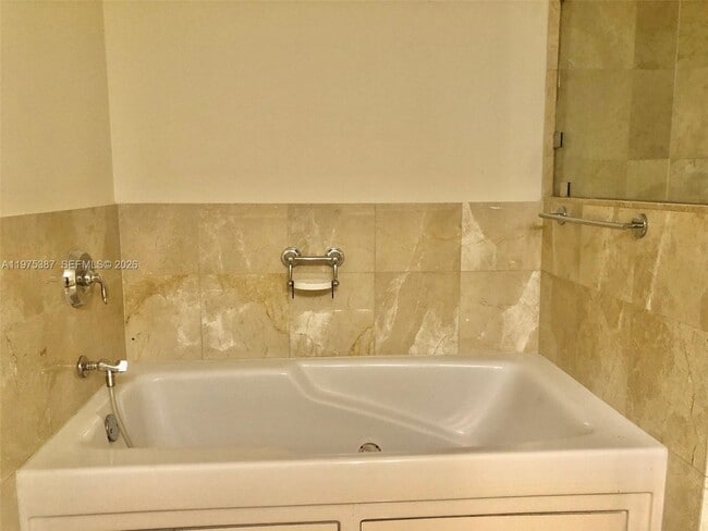 Building Photo - 1800 N Bayshore Dr