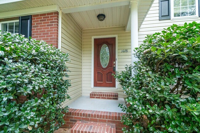 Building Photo - Cozy newly renovated 4 bedroom home on Hic...