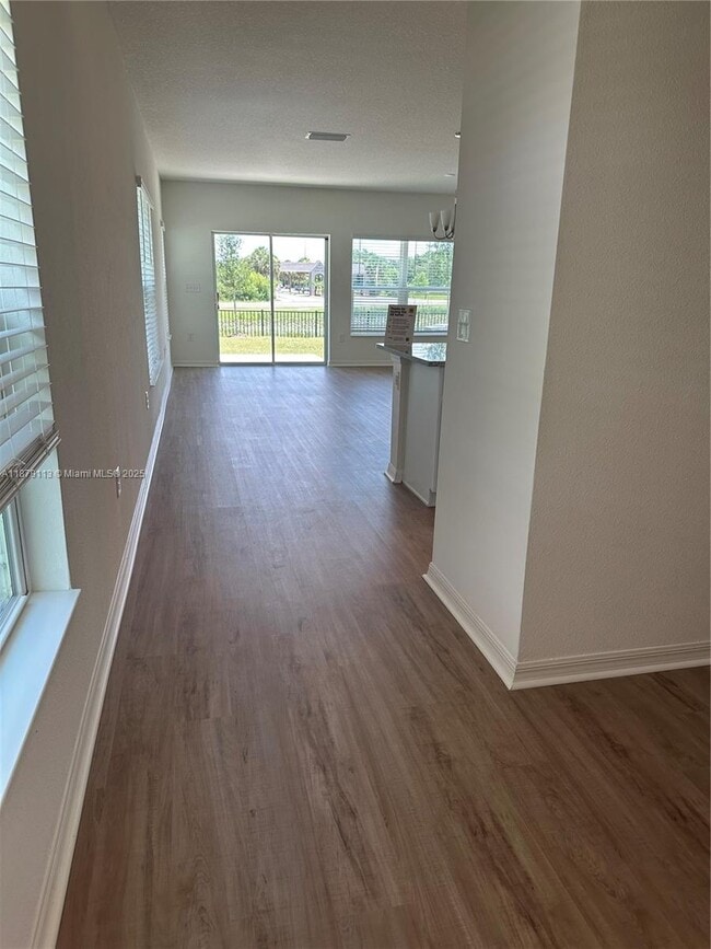 Building Photo - 410 Sequoia Dr