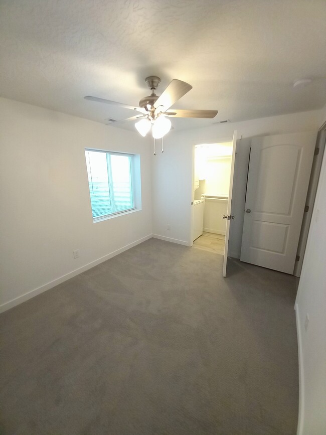 Building Photo - 10674 S Lamond Dr