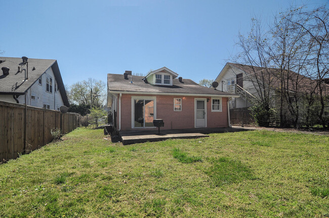 Building Photo - East Nashville Cottage!