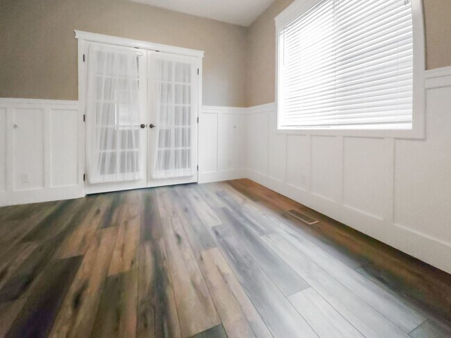 Building Photo - Spacious 4-Bedroom Home with Modern Updates & Expansive Yard