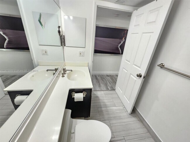 Building Photo - 3500 Mystic Pointe Dr