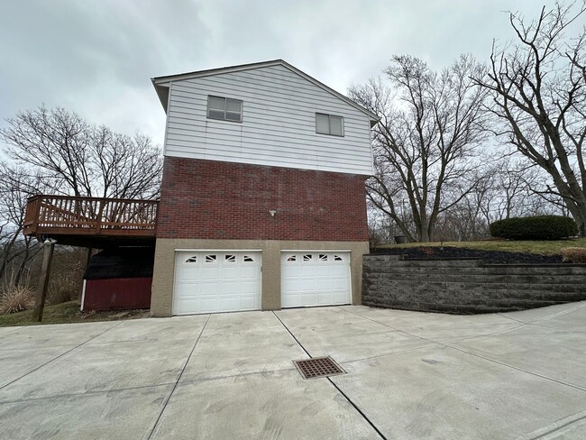 Building Photo - Colerain- 4 bed 2.5 bath 2 car garage Trad...