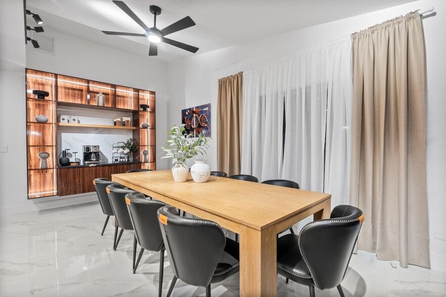 Building Photo - 516 Royal Plaza Dr