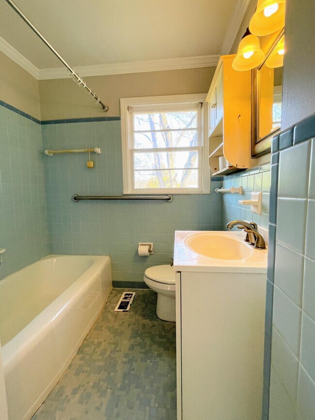 Building Photo - 1921 Stevens Ave NE