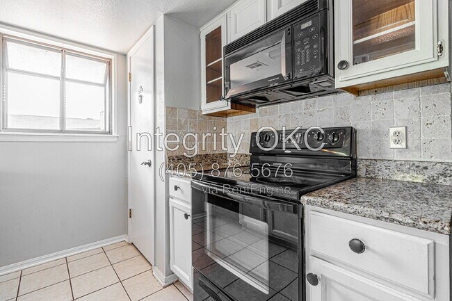 Building Photo - 4400 Hemingway Dr