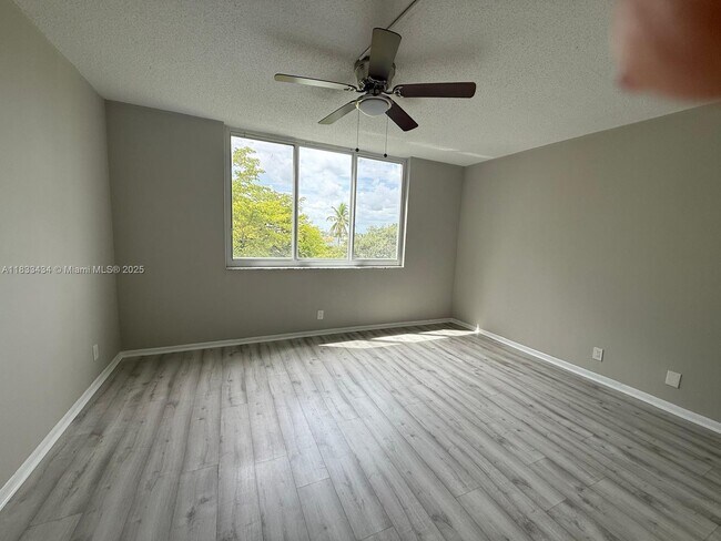 Building Photo - 4200 Hillcrest Dr