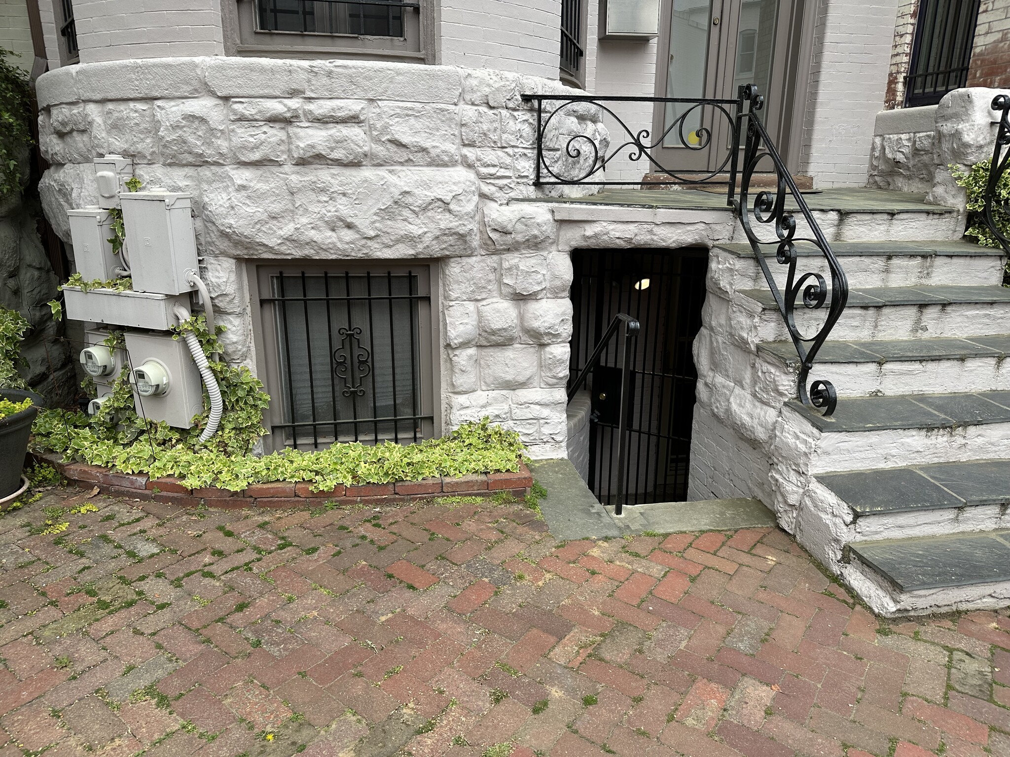 Building Photo - 1721 Riggs Pl NW