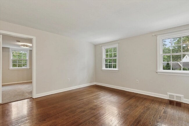 Building Photo - 6 Bedroom/3 Bathroom Available in Wayne!