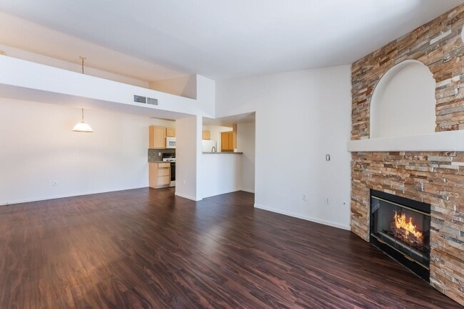 Building Photo - Gorgeous 3 Bedroom Seven Hills Condo For L...