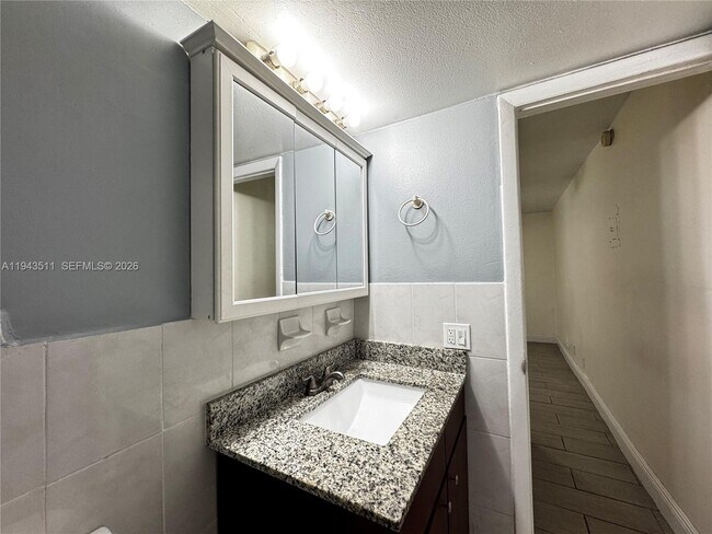 Building Photo - 30 SE 4th Ave