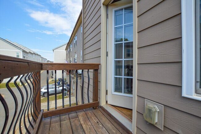 Building Photo - 2-bedroom end-unit w/ Bonus room!