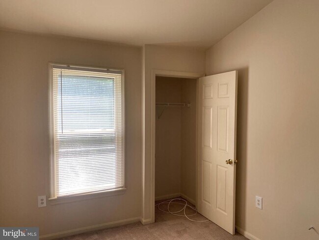 Building Photo - 5623 Gresham Ln