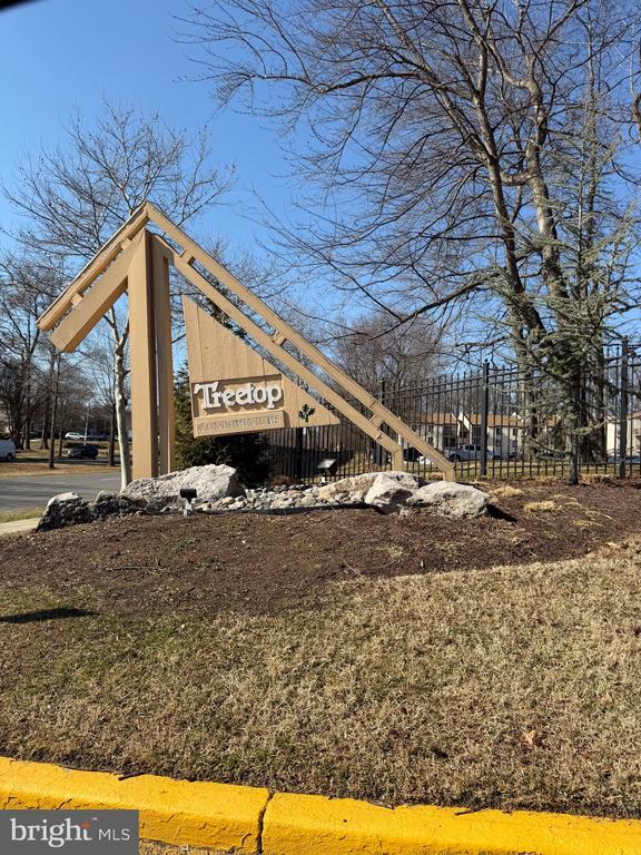 Building Photo - 10122 Campus Way S