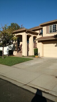 Building Photo - Beautiful House in a Great Neighborhood!