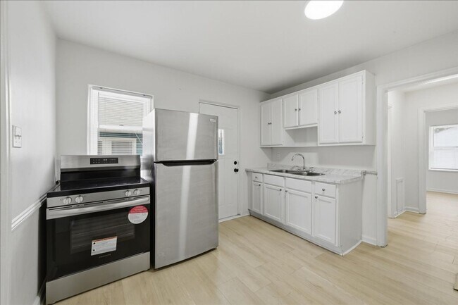 Building Photo - 1511-1511 N Chester Ave