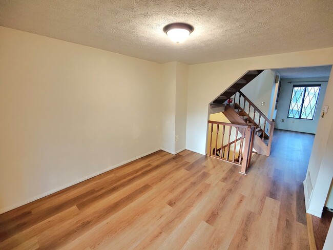 Building Photo - *Spacious & Conveniently Located 3BD/2.5BA Townhouse Available in Bethel Park*