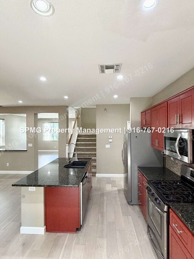 Building Photo - Beautiful 4 Bed / 3 Bath Home in Prime Roseville Location – Across from Park!