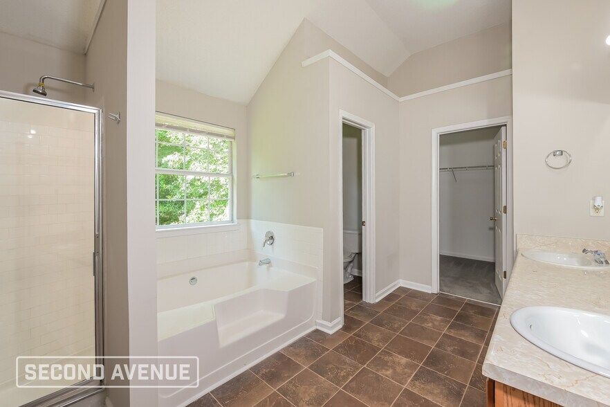 Building Photo - 149 Kentwood Springs Dr
