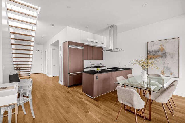 Building Photo - 225 5th Ave