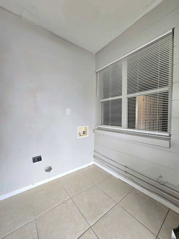 Building Photo - 824 N Florence Ave