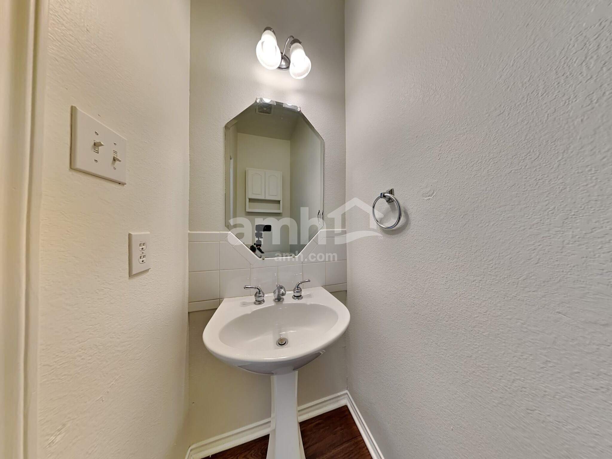 Building Photo - 7017 Chaucer Dr