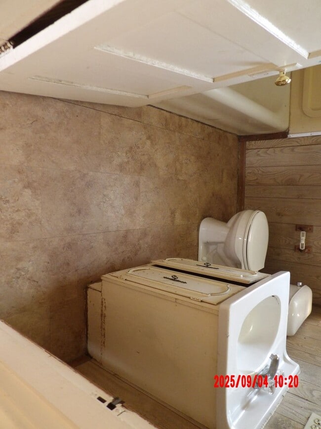Building Photo - 2 Bedroom House with Full Basement