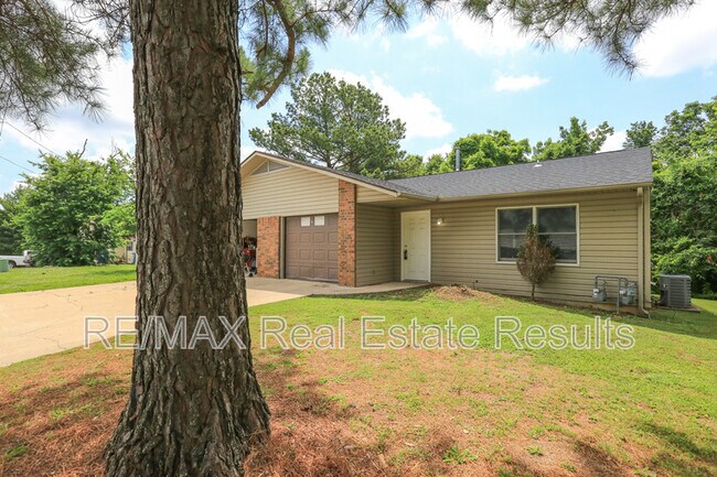 Building Photo - 205 White Oak Dr NE