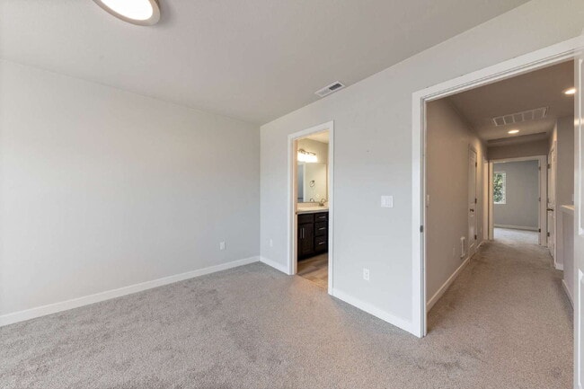 Building Photo - Charming 2-Bed with 2.5 Baths in Newberg