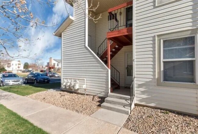 Building Photo - Spacious Updated Ranch Style Condo