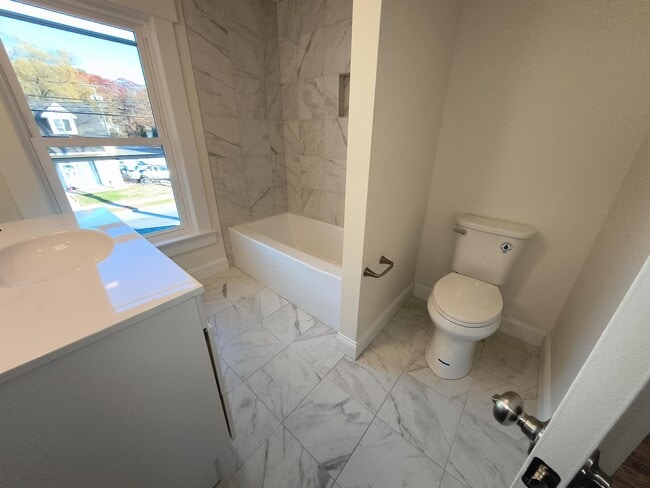 Building Photo - 386 Union Ave