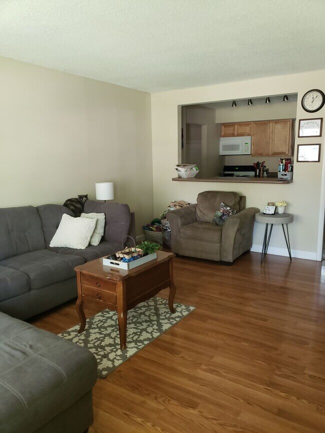 Building Photo - Spacious 3Bed/2Bath