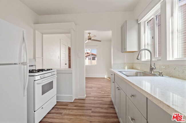 Building Photo - 932 1/2 California Ave