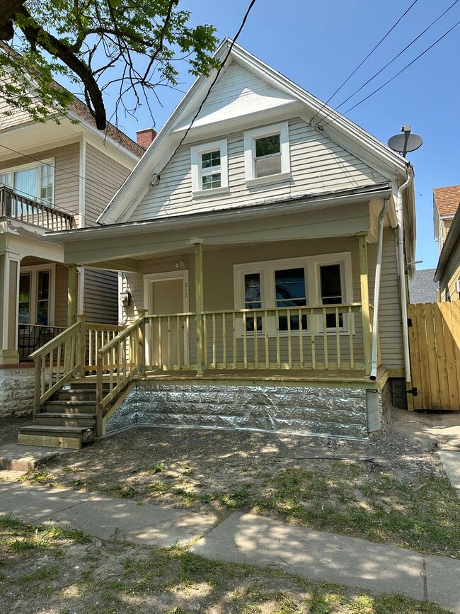 Building Photo - Spacious 5-Bedroom Home with 2 Full Baths, Freshly Rehabbed, Ready to rent