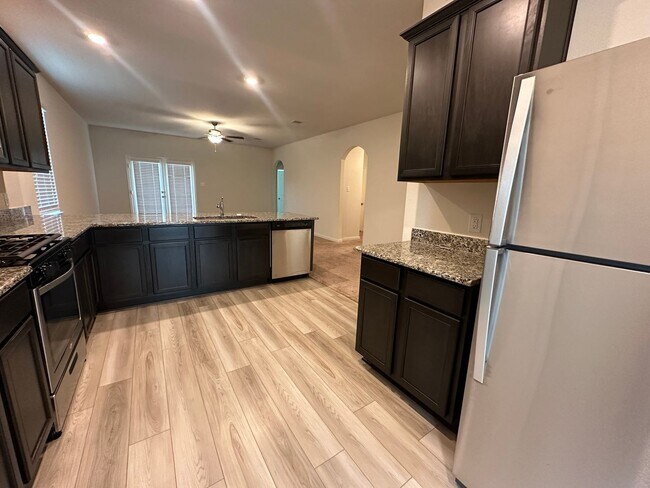 Building Photo - For Lease | 3 Bed, 2 Bath | 1,552 Sq Ft | ...
