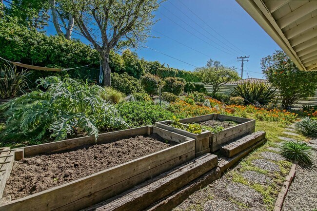 Building Photo - FULLY FURNISHED, CHARMING & AIRY, 4BR2BA MONTEMALAGA HILLTOP HOME W/ “QUEENS NECKLACE” VIEWS, 2-C...