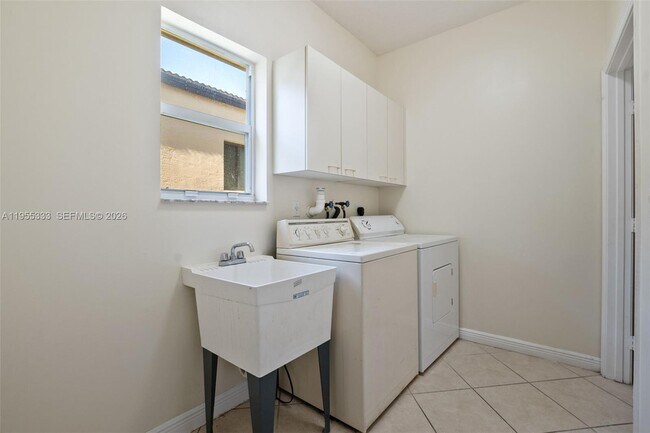 Building Photo - 16301 SW 49th Ct