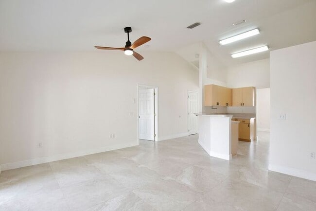 Building Photo - Beautiful 3/2 Spacious Home with a covered...