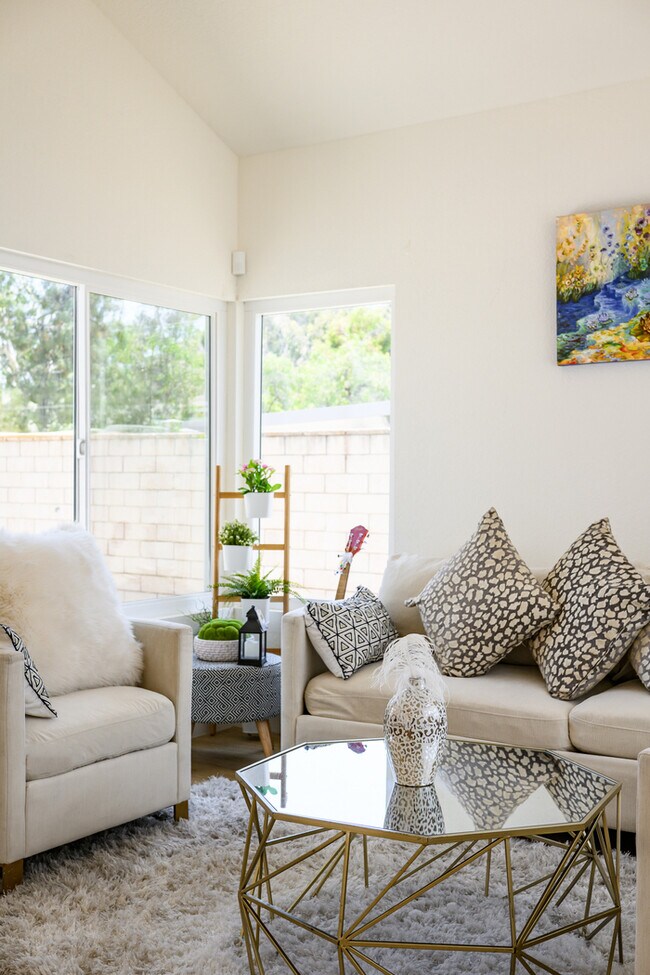 Building Photo - Luxe Spacious Home Near Parks Fully Equipped
