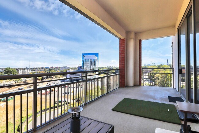 Building Photo - Spectacular 7th floor corner unit condo in Royal Court!