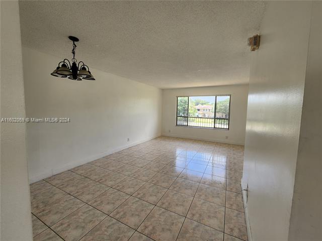 Building Photo - 9962 Twin Lakes Dr