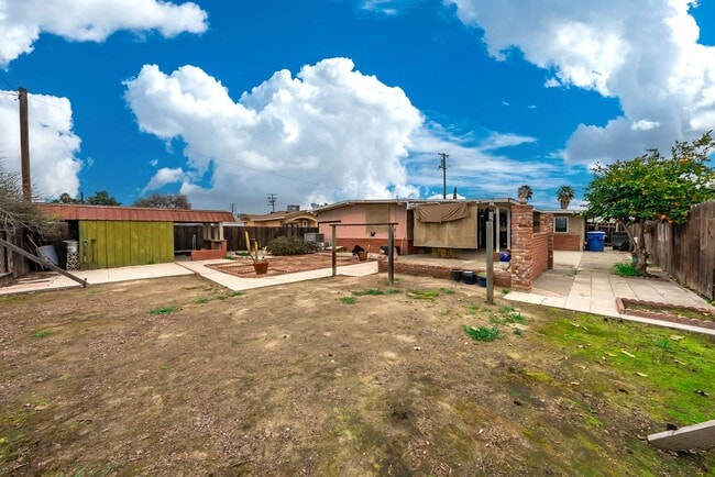 Building Photo - Charming 3 bedroom 1.5 bathroom home locat...